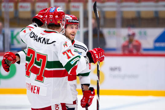 Moras Michael Keränen jublar med Ryan Johnston