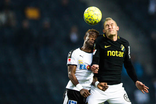 s Robin Jansson och Örebros Kennedy Igboananike