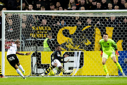 Örebros Kennedy Igboananike med skottet som täcktes av