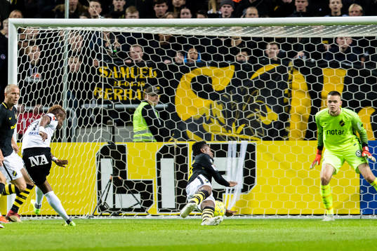 Örebros Kennedy Igboananike med skottet som täcktes av