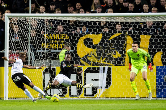 Örebros Kennedy Igboananike med skottet som täcktes av