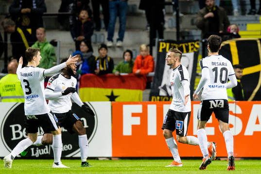 Örebros Filip Rogic (m) kvitterar till 1-1 och jublar med