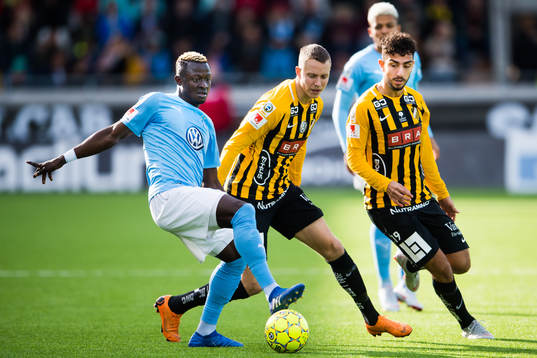 Malmö FFs Bonke Innocent i en kamp mot  Häckens Viktor