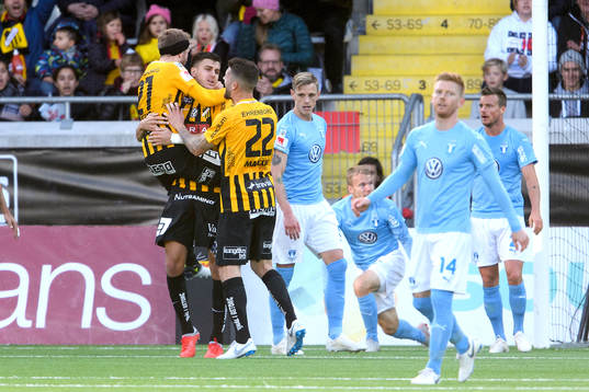 Häckens Alexander Jeremejeff jublar