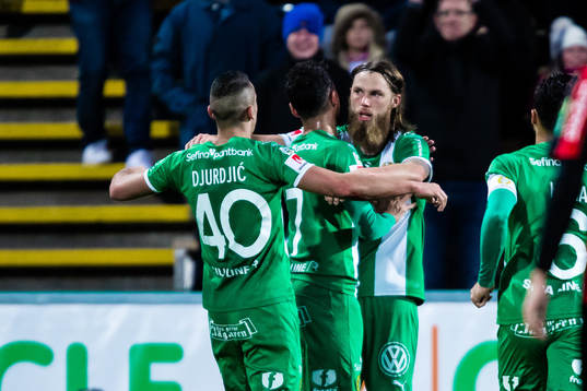 Hammarbys Björn Paulsen jublar med Imad Khalili och Nikola