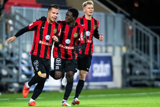 Brommapojkarnas Erik Figueroa och Jack Lahne jublar efter 2-1