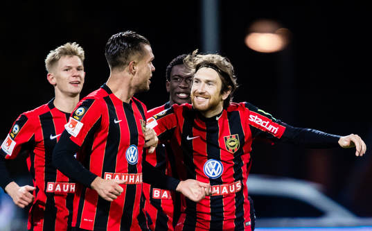 Brommapojkarnas Erik Figueroa jublar med Markus Gustafsson