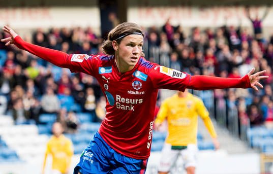 Helsingborgs Max Svensson jublar efter sitt 1-0 mål