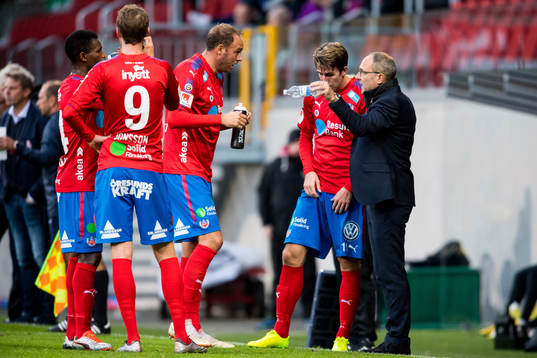 Helsingborgs tränare Per-Ola Ljung i samtal med Andreas