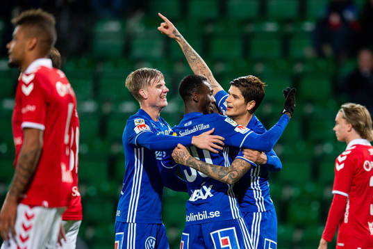 Sundsvalls David Batanero blir omkramad av Eric Björkander och Peter Wilson efter 1-0