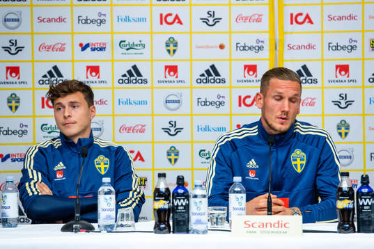 Sveriges målvakt Robin Olsen och Victor Nilsson Lindelöf