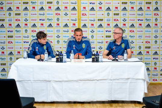 Sveriges målvakt Robin Olsen, Victor Nilsson Lindelöf och