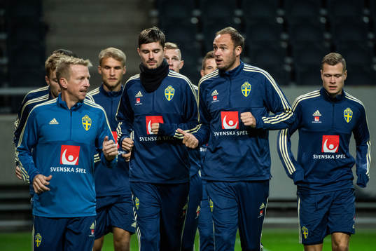 Sveriges Mikael Lustig och Andreas Granqvist värmer upp