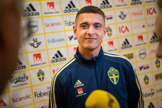 Sveriges Kristoffer Peterson i mixed zone efter en träning med Sveriges fotbollslandslag
