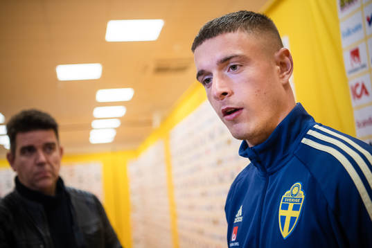 Sveriges Kristoffer Peterson i mixed zone efter en träning  med Sveriges fotbollslandslag