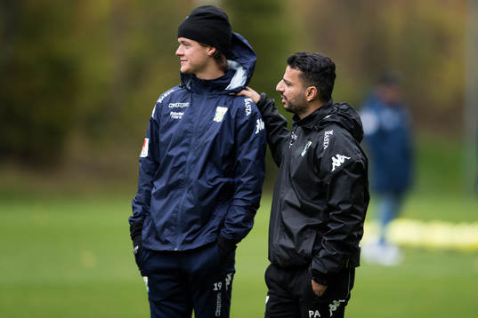 IFK Göteborgs tränare Poya Asbaghi pratar med August