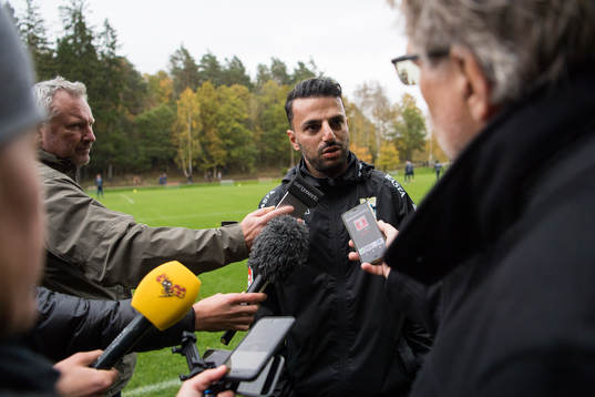 IFK Göteborgs tränare Poya Asbaghi pratar med media