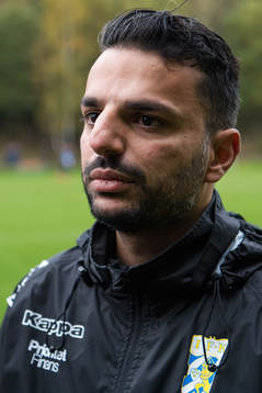 IFK Göteborgs tränare Poya Asbaghi pratar med media