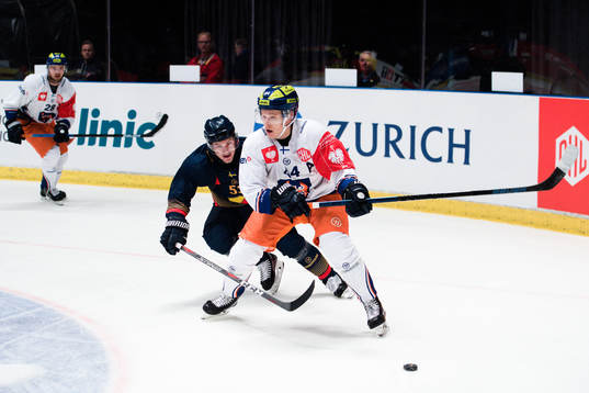 Bobbo Petersson of Djurgården and Jan-Mikael Järvinen of