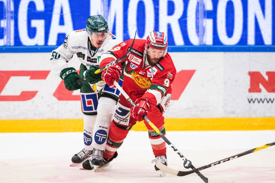 Färjestads Sebastian Erixon och Moras Andrew Rowe i kamp