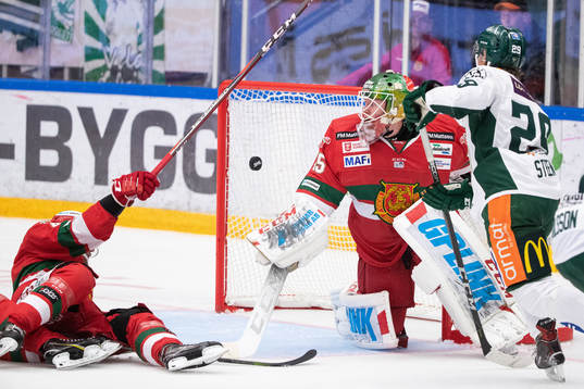 Färjestads Oskar Steen gör 3-3 bakom Moras målvakt Isak