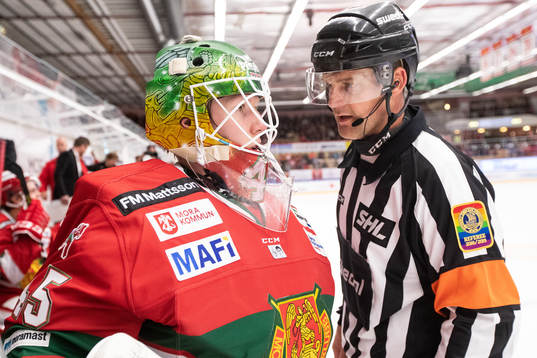 Moras målvakt Isak Wallin och domare Mikael Nord