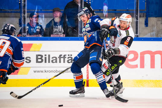 Växjös Linus Högberg och Malmö Redhawks Frederik Storm