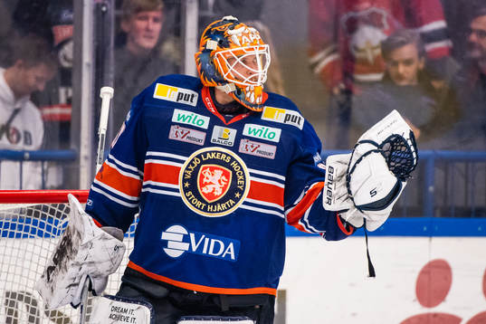 Växjös målvakt Viktor Fasth jublar