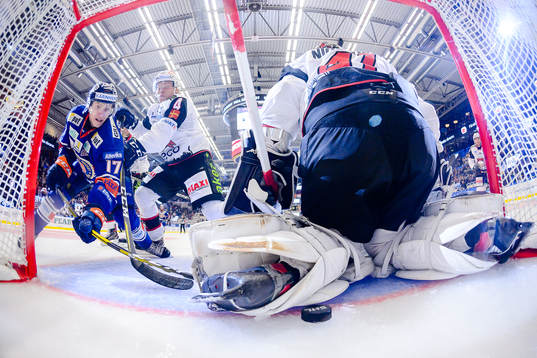 Växjös Jonas Röndbjerg trycker pucken i mål