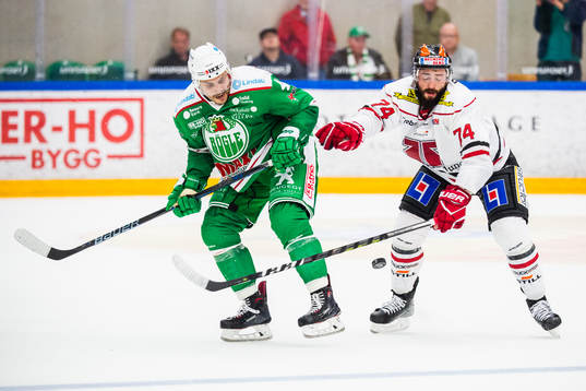 of Russia Daniel Widing och Örebros Nick Ebert i kamp om