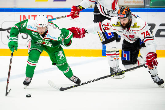 Rögles Simon Ryfors i kamp om pucken med Örebros Nick