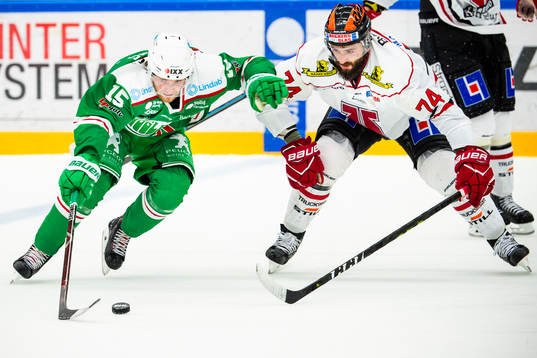 Rögles Simon Ryfors i kamp om pucken med Örebros Nick