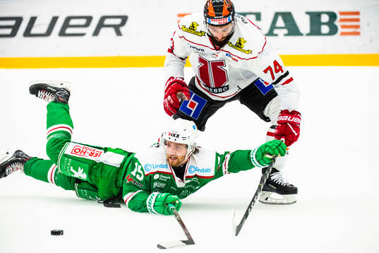Rögles Simon Ryfors i kamp om pucken med Örebros Nick