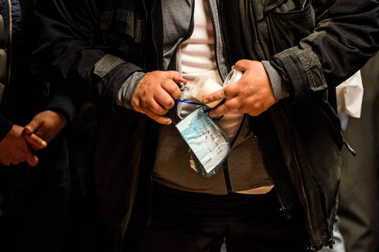 Besökare tänder och lägger ner ljus