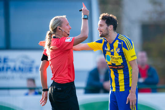 Domare Tess Olofsson tilldelar rött kort till Eskilsminnes