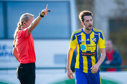 Domare Tess Olofsson utvisar Eskilsminnes Filip Egger