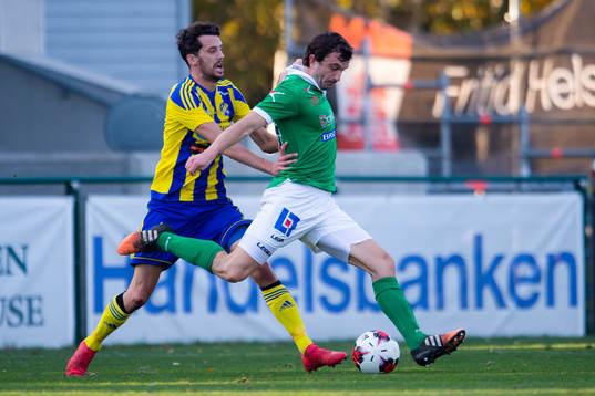 Eskilsminnes Filip Egger trycker till bakifrån Ljungskiles