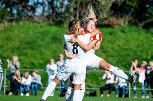 Borgebys Michaela Johnsson jublar efter 2-0 tillsammans med Eleonor Hättmark