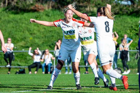 Borgebys Michaela Johnsson och Eleonor Hättmark jublar efter 2-0
