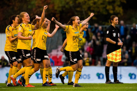Guro Reiten of LSK Kvinner celebrates with her teammates in the penalty shoot-out