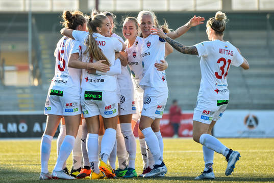 Rosengårds Sanne Troelsgaard Nielsen blir omkramad av lagkamrater efter 1-0
