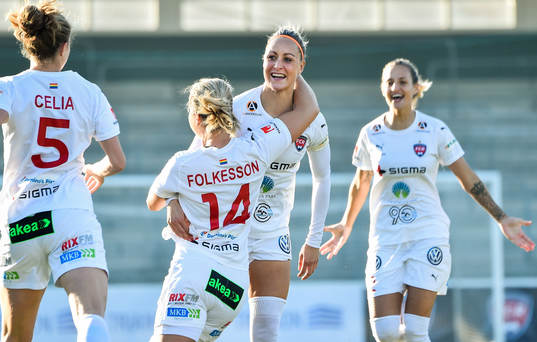 Rosengårds Hanna Folkesson jublar med Sanne Troelsgaard Nielsen efter 1-0