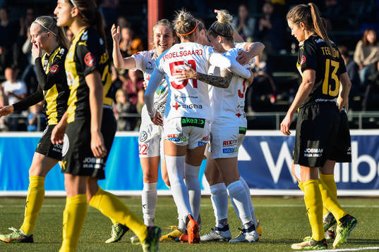 Rosengårds Fiona Brown, Sanne Troelsgaard Nielsen och Olivia Elofsson jublar efter 2-0