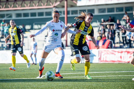 Hammarbys Madeleine Tegström försöker hindra Rosengårds