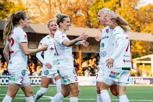 Rosengårds Fiona Brown, Sanne Troelsgaard Nielsen, Anja Mittag, Caroline Seger och Ebba Wieder jublar efter 3-1