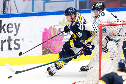 Södertäljes Sebastian Höglund och Karlskogas Viktor Lang