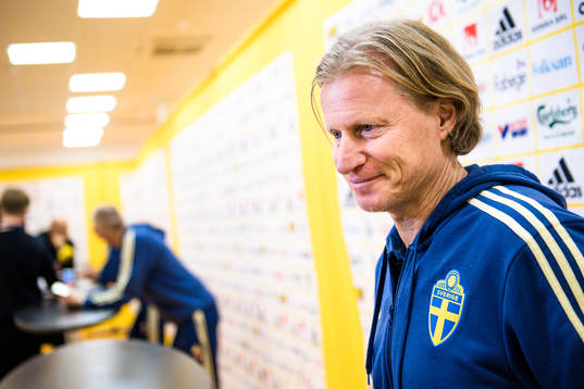 Landslagschef Stefan Pettersson i mixed zone