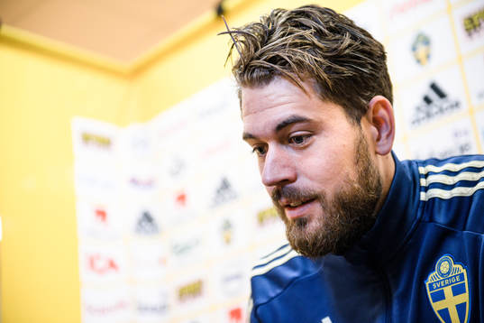 Sveriges målvakt Kristoffer Nordfeldt i mixed zone