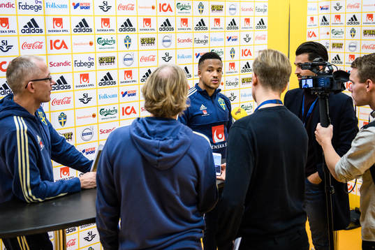 Svenska fotbollförbundets kommunikatör Staffan Stjernholm, Landslagschef Stefan Pettersson och Martin Olsson i mixed zone