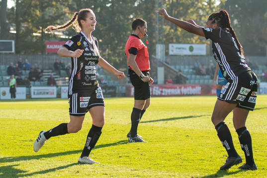 Piteås Madelen Janogy jublar med Lena Blomkvist efter 2-0